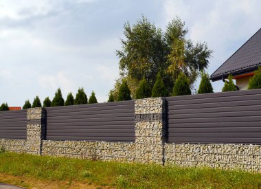 Gabion çitlerinin yardımıyla ev ortamını düzenlemenin etkili bir yolu..