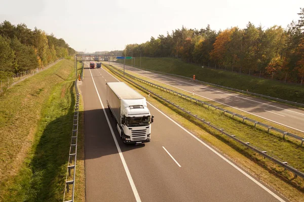 Otoyol. Kamyon sürerken, arka planda bir trafik kontrol sistemi ve elektronik gişe tahsilatı.