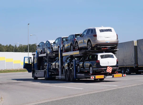 Riposo Movimento Camion Specializzato Con Trasporto Auto Nuove — Foto Stock