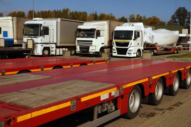 Birçok inşaat ve amacı olan kamyonlar servis alanına park edilmiş..