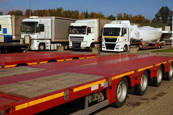 Lastwagen Mit Unterschiedlichem Bau Und Verwendungszweck Parken Auf Dem Werkhof — Stockfoto