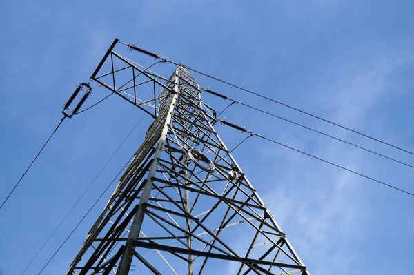 Elektrik Transferi Mavi Gökyüzüne Karşı Yüksek Voltajlı Elektrik Hattı — Stok fotoğraf