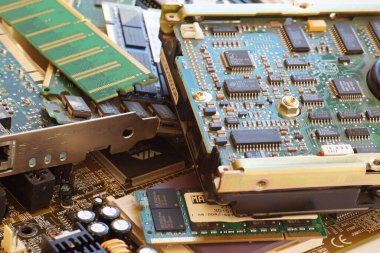 Elektro çöp. Anakart ve RAM 'i de içeren bilgisayar parçaları kurtarılan değerli hammaddelerin kaynağıdır.