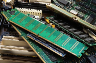 Değerli ikincil hammaddeler: elektronik bileşenler, pc bileşenleri: ana kartlar, diskler, RAM bellek, vs..
