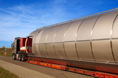 Aşırı yükleme ya da istisnai konvoy. Ağır yük taşımak için özel yarı karavanı olan bir kamyon. Çok uzun bir araç. 