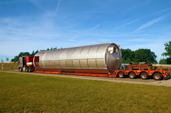Oversize Load Exceptional Convoy Truck Special Semi Trailer Transporting Oversized — Stock Photo, Image