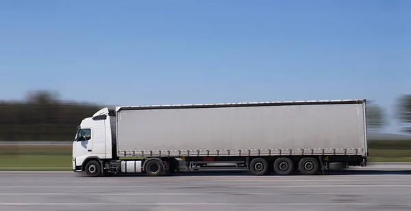 高速公路 一辆非常快的18轮卡车 — 图库照片