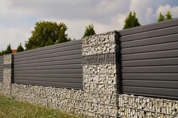 Huis Hek Met Een Interessant Gebruik Van Gabions Stalen Panelen — Stockfoto