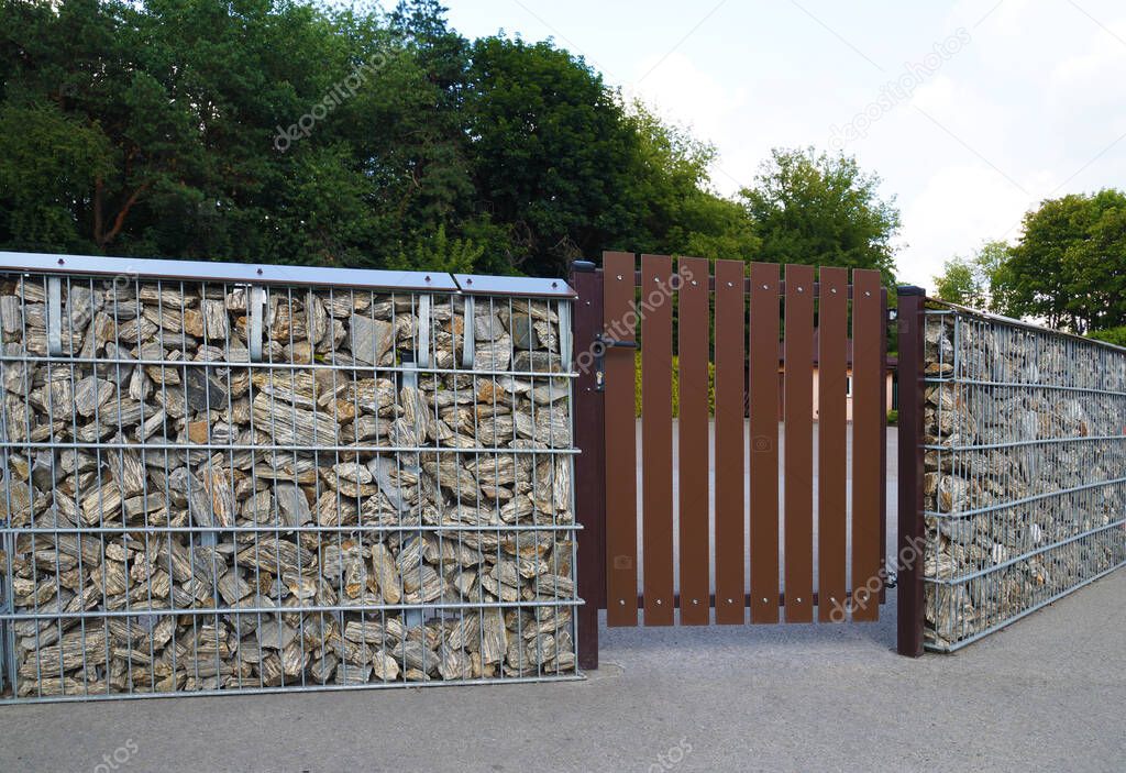 Gabion. Interesting way of making a low fence with the help of unusual stones.