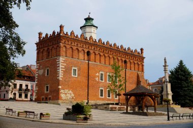 Polonya 'yı, Sandomierz şehrini ziyaret ediyoruz. Belediye binası şehrin simgelerinden biridir.