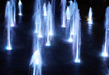 Şehir çeşmesinin gece manzarası. LED ışıklandırma.