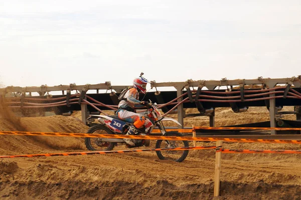 Competição Enduro Motocicleta Jogador Com Uma Câmera Esportiva Capacete — Fotografia de Stock