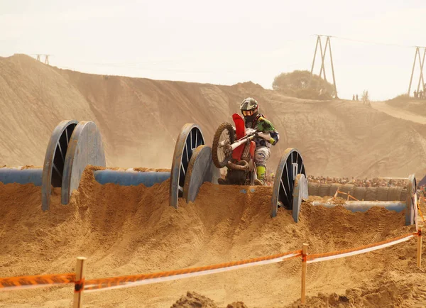 Motorka Enduro Závody Soutěžící Překonává Překážku Trase — Stock fotografie