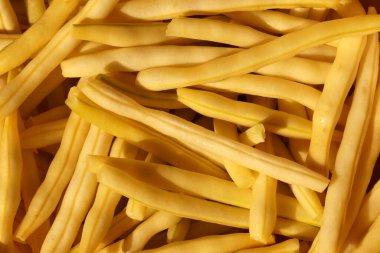 Sarı fasulye. Yemek pişirmek için hazırlanmış kesilmiş kapsüllerle yıkanmış..