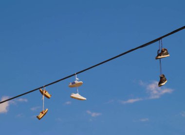 Prag 'da. Kablolarda asılı ayakkabılar, turistlerin bıraktığı bir hatıra..