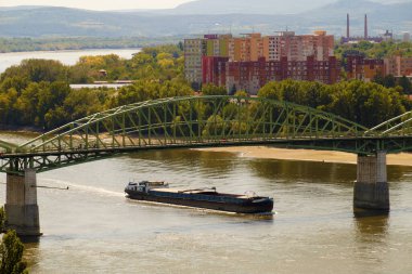 Gemi Tuna Nehri 'nde. Slovakya 'daki Sturovo ile Macaristan' daki Esztergom 'u birbirine bağlayan köprünün altından geçen bir mavna..