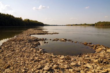 Tuna Nehri 'nin Avrupa' daki en büyük nehirlerinden birinin su seviyesi çok düşük..