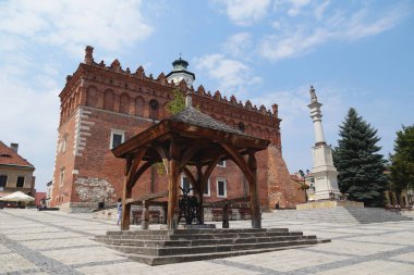 Belediye binası ve Sandomierz şehrinin ana pazarındaki tarihi kuyu..