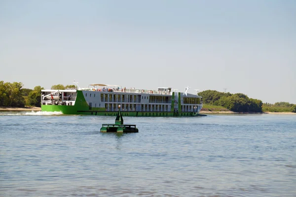 Navio Cruzeiro Cheio Turistas Flui Longo Rio Danúbio — Fotografia de Stock