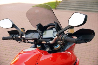 Kaplama motorlu direksiyon ve cep telefonu çantası..