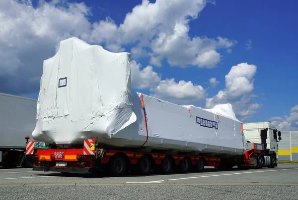 Carga Grandes Dimensões Comboio Excepcional Camião Com Semi Reboque Especial — Fotografia de Stock
