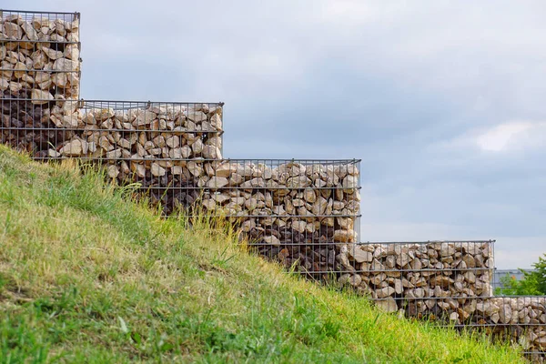 Hang Mit Gabionen Verstärkt Interessante Anordnung Der Parkfläche Mit Gabionen — Stockfoto