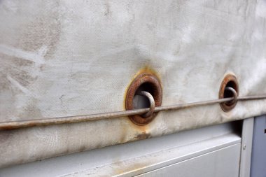 Muşamba çok yıpranmış durumda. Kamyon brandası. 