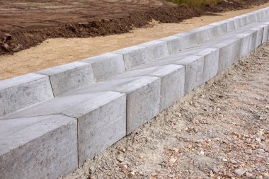 Yol yüzeyindeki fazla suyu boşaltmak için beton modüllerden oluşan bir sistem. Otoyolun inşaatı. 