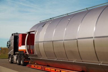 Aşırı yükleme ya da istisnai konvoy. Ağır yük taşımak için özel yarı karavanı olan bir kamyon. Çok uzun bir araç. 