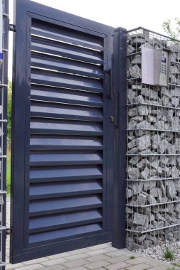 Erişim kontrol sistemi ve dahili telefonu olan giriş kapısı. Gabion Duvarı. 