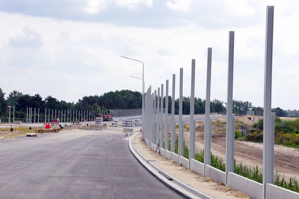 Budowa Autostrady Instalowanie Konstrukcji Paneli Dźwiękochłonnych Celu Ochrony Mieszkańców Przed — Zdjęcie stockowe
