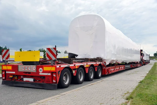 Carico Sovradimensionato Convoglio Eccezionale Camion Con Semirimorchio Speciale Trasporto Carichi — Foto Stock