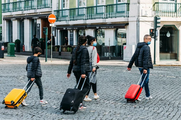 Lisbona Portogallo Ottobre 2020 Ogni Famiglia Indossa Maschere Viso Che — Foto Stock