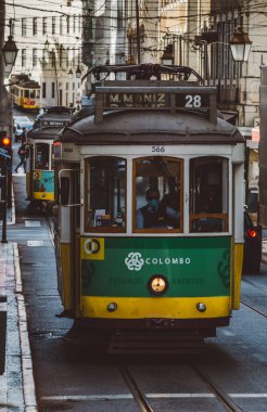 Lizbon, Portekiz - 18 Ekim 2020: Tipik sarı tramvaylı veya eletrico, Portekiz