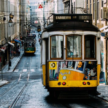 Lizbon, Portekiz - 18 Ekim 2020: Tipik sarı tramvaylı veya eletrico, Portekiz