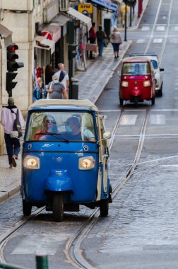 Lizbon, Portekiz - 18 Ekim 2020: Tuk-tuk arabaları Lizbon, Portekiz 'de bir caddede müşterileri bekliyor