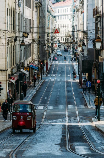 ポルトガルのリスボン 2020年10月18日 ポルトガルのリスボン市内の通りでお客様を待っている様々なライバルのトゥクトゥク車 — ストック写真