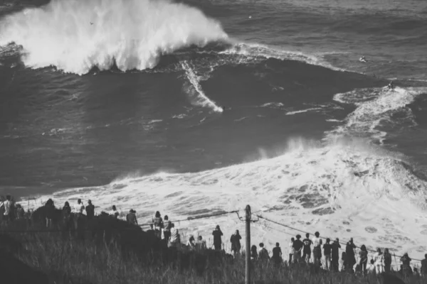 ナザレ ポルトガル 2020年10月29日 北ビーチの波で崖の上に群衆が印象的なうねりと勇気の波サーファー ポルトガル — ストック写真