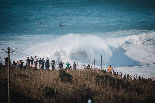 ナザレ ポルトガル 2020年10月29日 北ビーチの波で崖の上に群衆が印象的なうねりと勇気の波サーファー ポルトガル — ストック写真