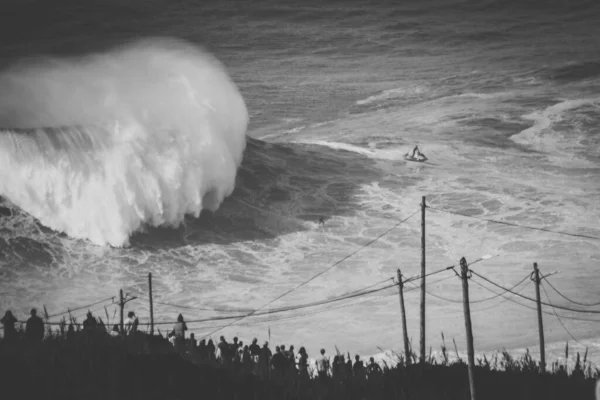 ナザレ ポルトガル 2020年10月29日 北ビーチの波で崖の上に群衆が印象的なうねりと勇気あるサーファーの波 ポルトガル — ストック写真