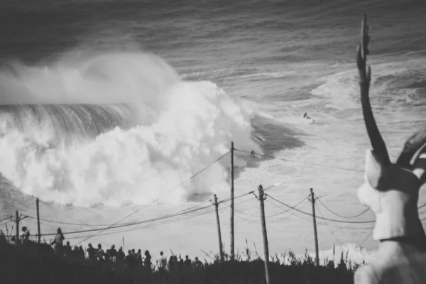 Nazare Portugalsko Října 2020 Dav Útesu North Beach Vlny Působivé — Stock fotografie