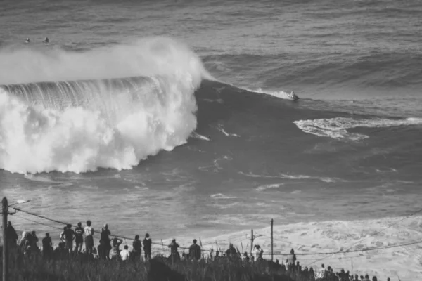 ナザレ ポルトガル 2020年10月29日 北ビーチの波で崖の上に群衆が印象的なうねりと勇気あるサーファーの波 ポルトガル — ストック写真