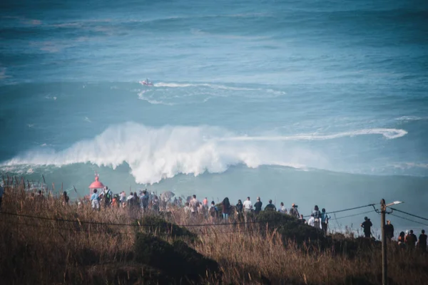 Nazare Portugalsko Října 2020 Dav Útesu North Beach Vlny Působivé — Stock fotografie
