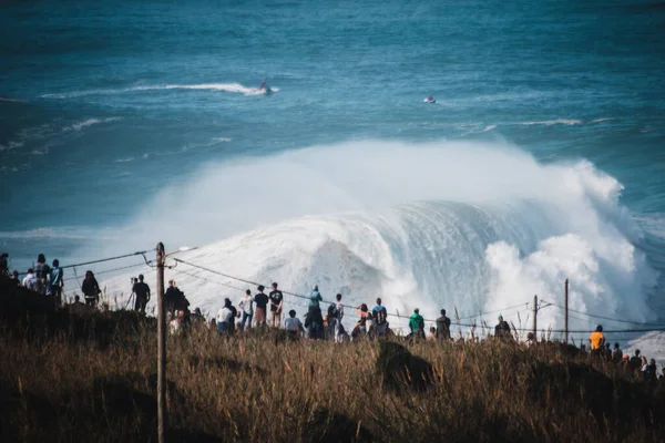 Nazare Portugalsko Října 2020 Dav Útesu North Beach Vlny Působivé — Stock fotografie