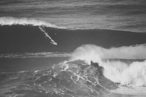 Nácik Portugália Október 2020 Tömeg Sziklán North Beach Hullámok Lenyűgöző — Stock Fotó