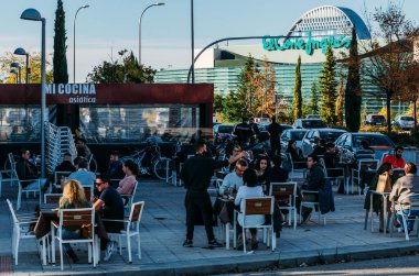 Sanchinarro, Madrid, İspanya - 31 Ekim 2020: İnsanlar Sanchinarro caddesinde bir restoran terasında dinleniyor, sosyal mesafe çalışması yapıyorlar