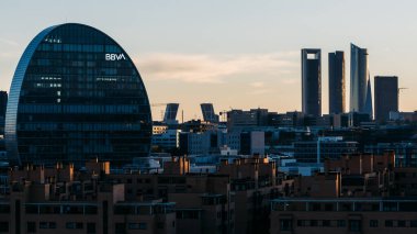 Madrid, İspanya - 31 Ekim 2020: Las Tablas yerleşim bölgesi, BBVA ofis binası ve Cuatro Torres finans bölgesi ile günbatımında Madrid 'in ufuk çizgisinin görüntüsü.
