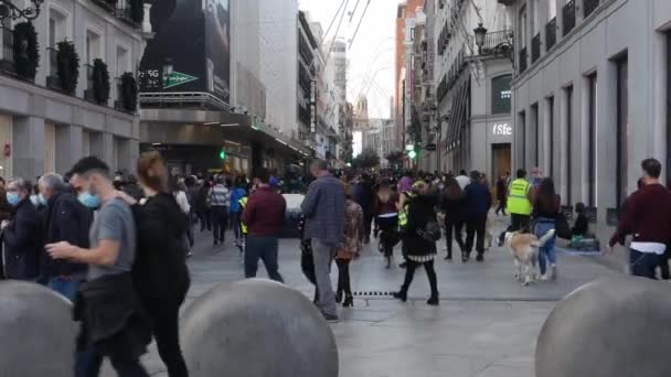Rua pedonal lotada em Madrid, Espanha — Vídeo de Stock