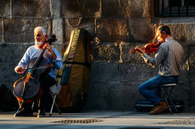 Madrid sokaklarında keman solisti.