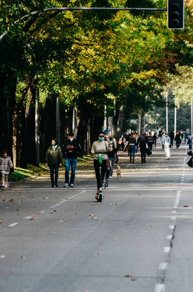 西班牙马德里 2020年11月1日 在科维德19流行病流行期间 穿蒙面步行的行人现在向行人开放 — 图库照片